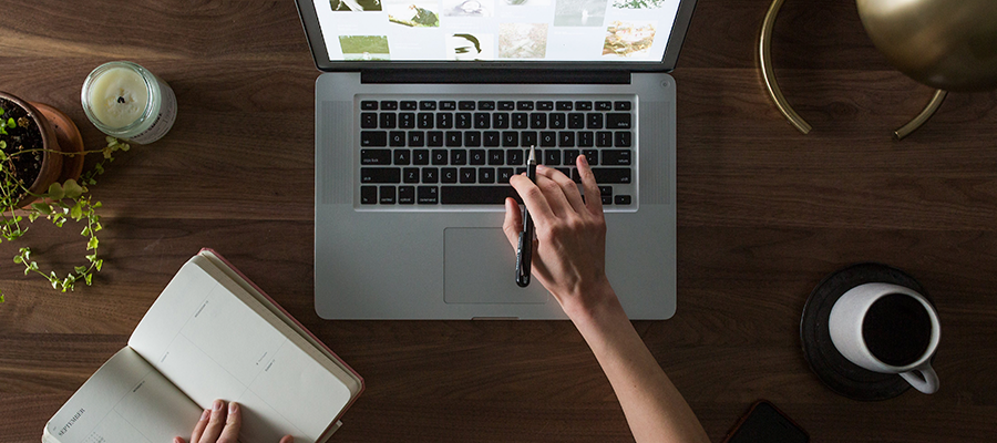 computador e bloco de notas na mesa para home office